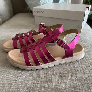 GEOX Girls Soleimagi Sandals. Fushsia.  Size 34/US size 3)